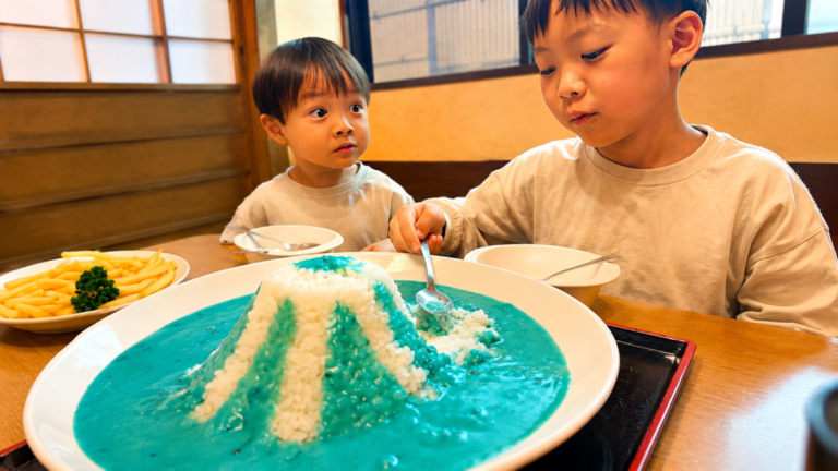 富士眺望の湯ゆらりで富士山カレーを楽しむ子どもたち