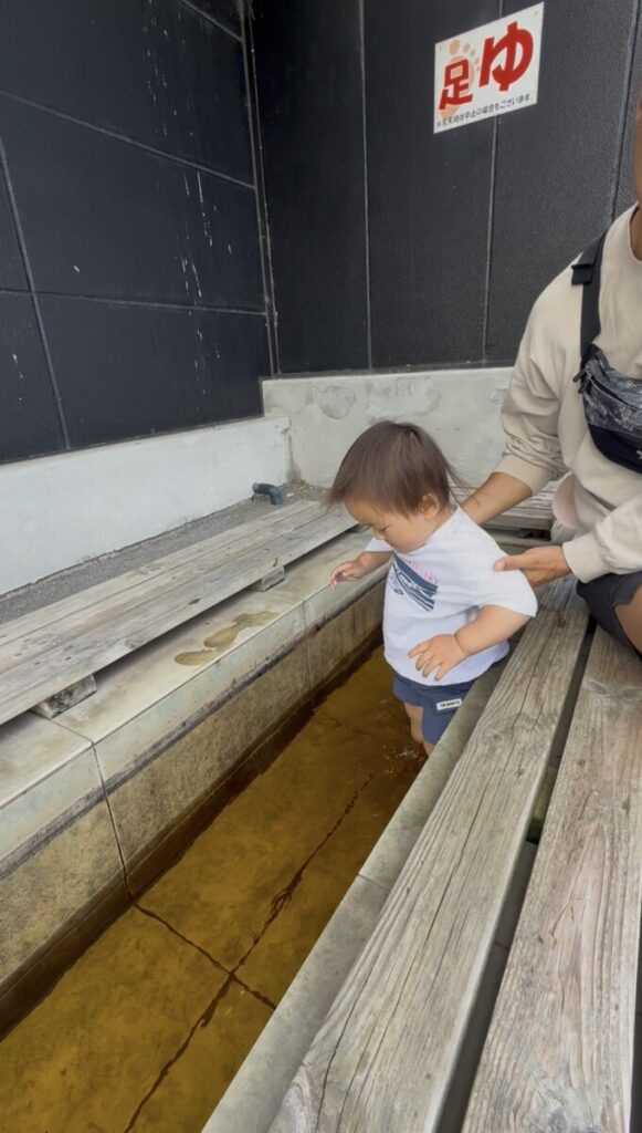 無料足湯小さいけど子供には楽しいポイント